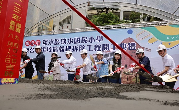 侯友宜主持淡水國小新建工程開工典禮 規劃空橋保留百年榕樹
