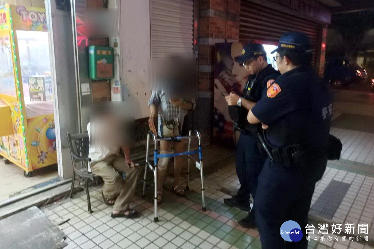 員警將酒醉吳姓老翁扶至店家前,並連絡其家屬帶回家中休息。<br /><br />