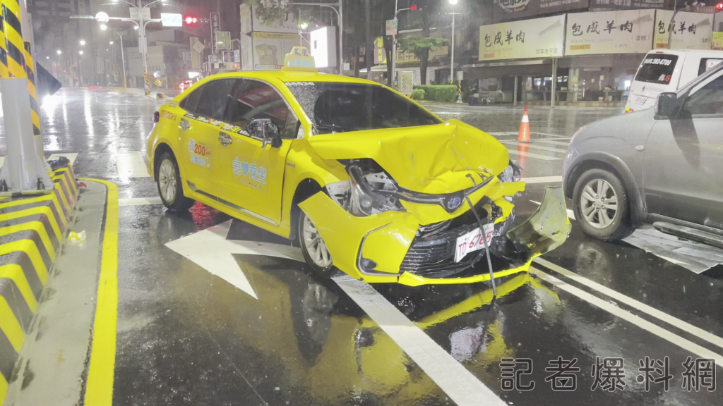 ▲與救護車碰撞的計程車，車頭全爛（圖／記者王俊勝 拍攝）