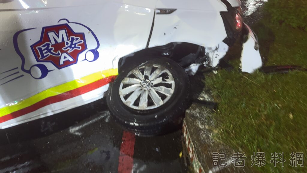 ▲2車撞擊過大民間救護車輪胎直接被折斷（圖／記者王俊勝 拍攝）