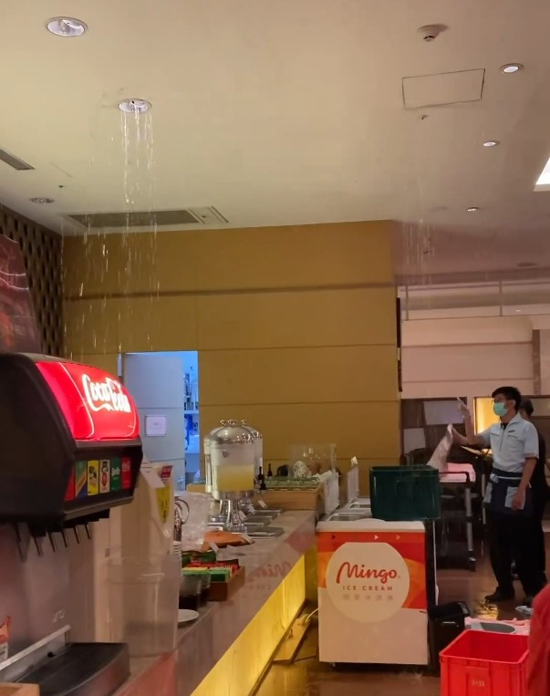 餐廳的天花板漏水，飲料機也遭殃。(圖／翻攝Threads @jj3es00306)