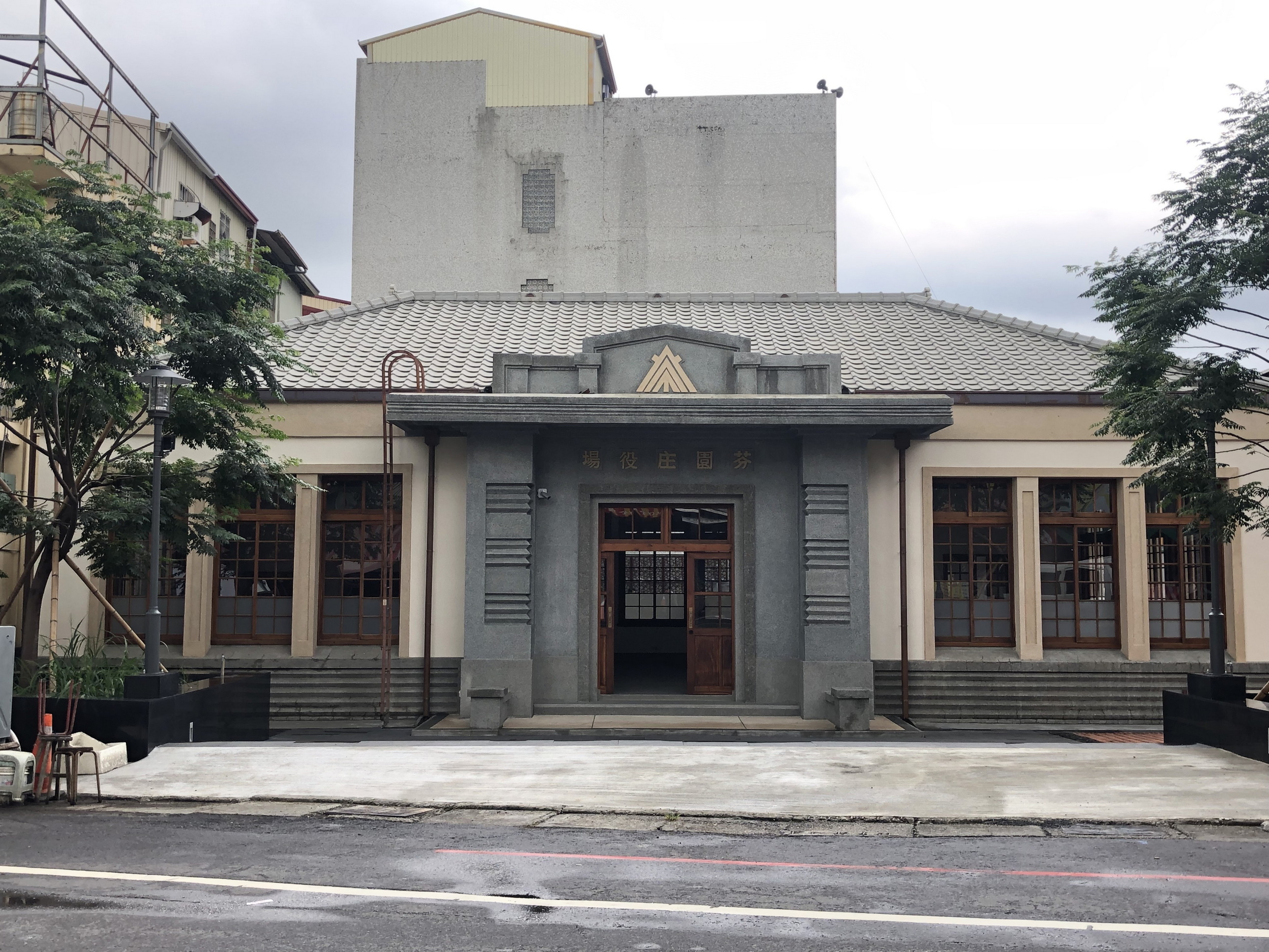 彰化縣文化局長張雀芬表示，芬園庄役場見證了芬園地區的開發歷程，且為日治時期典型的辦公廳舍建築，亦是目前仍少數保留庄役場建築。（文化局提供）