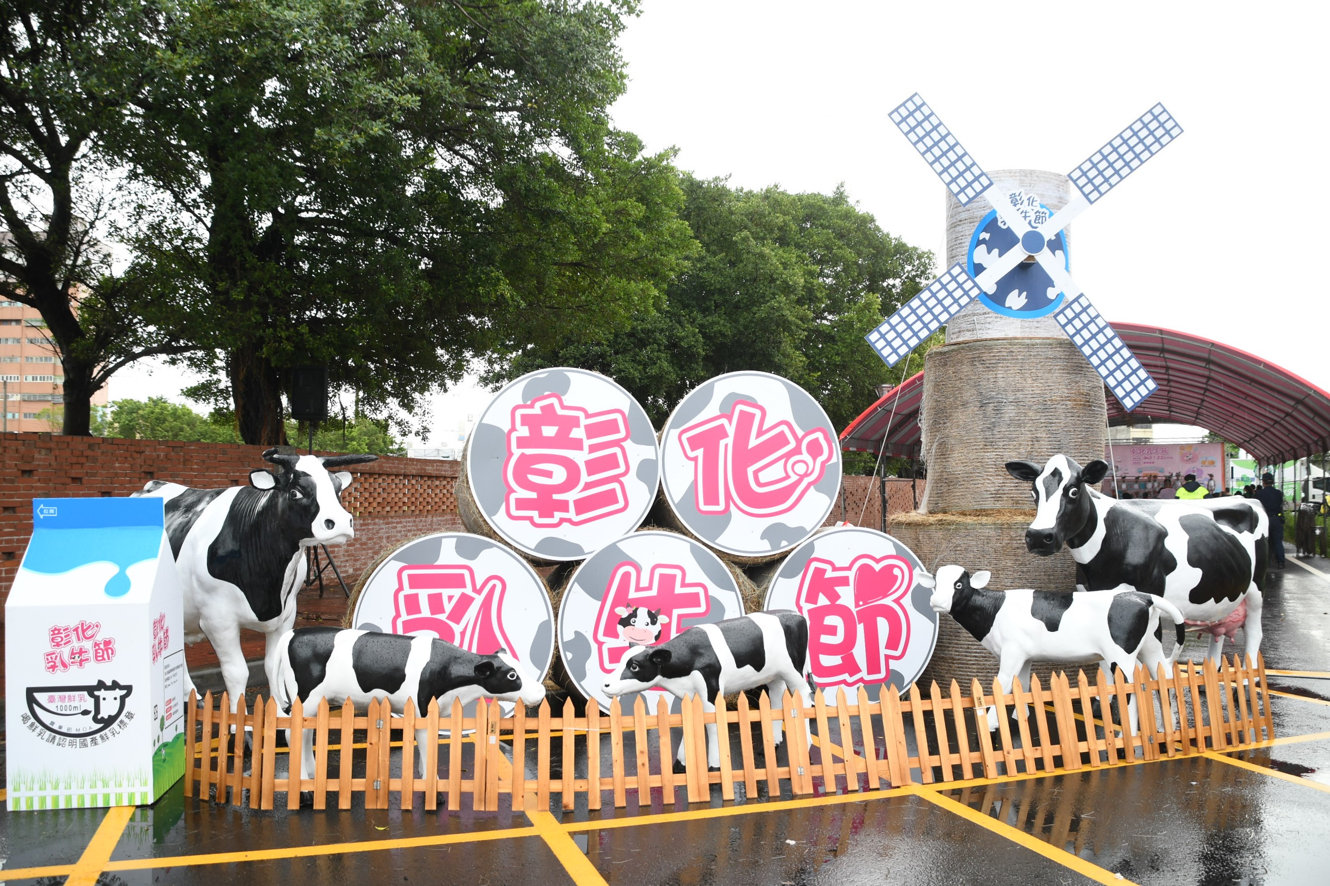 ▲「彰化乳牛節」一連2天在福興穀倉舉辦，活動現場有展示區、銷售區，限量的鮮乳、鮮乳小饅頭，讓遊客免費品嘗。（記者張溎壕攝）
