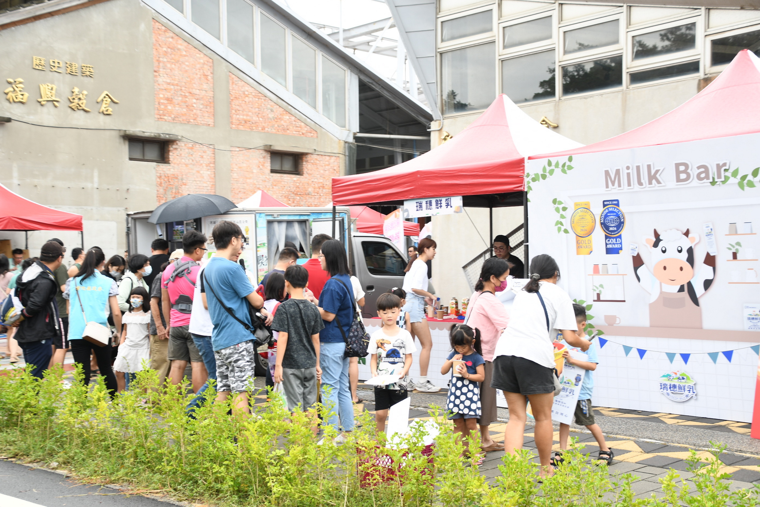 ▲「彰化乳牛節」一連2天在福興穀倉舉辦，活動現場有展示區、銷售區，限量的鮮乳、鮮乳小饅頭，讓遊客免費品嘗。（記者張溎壕攝）