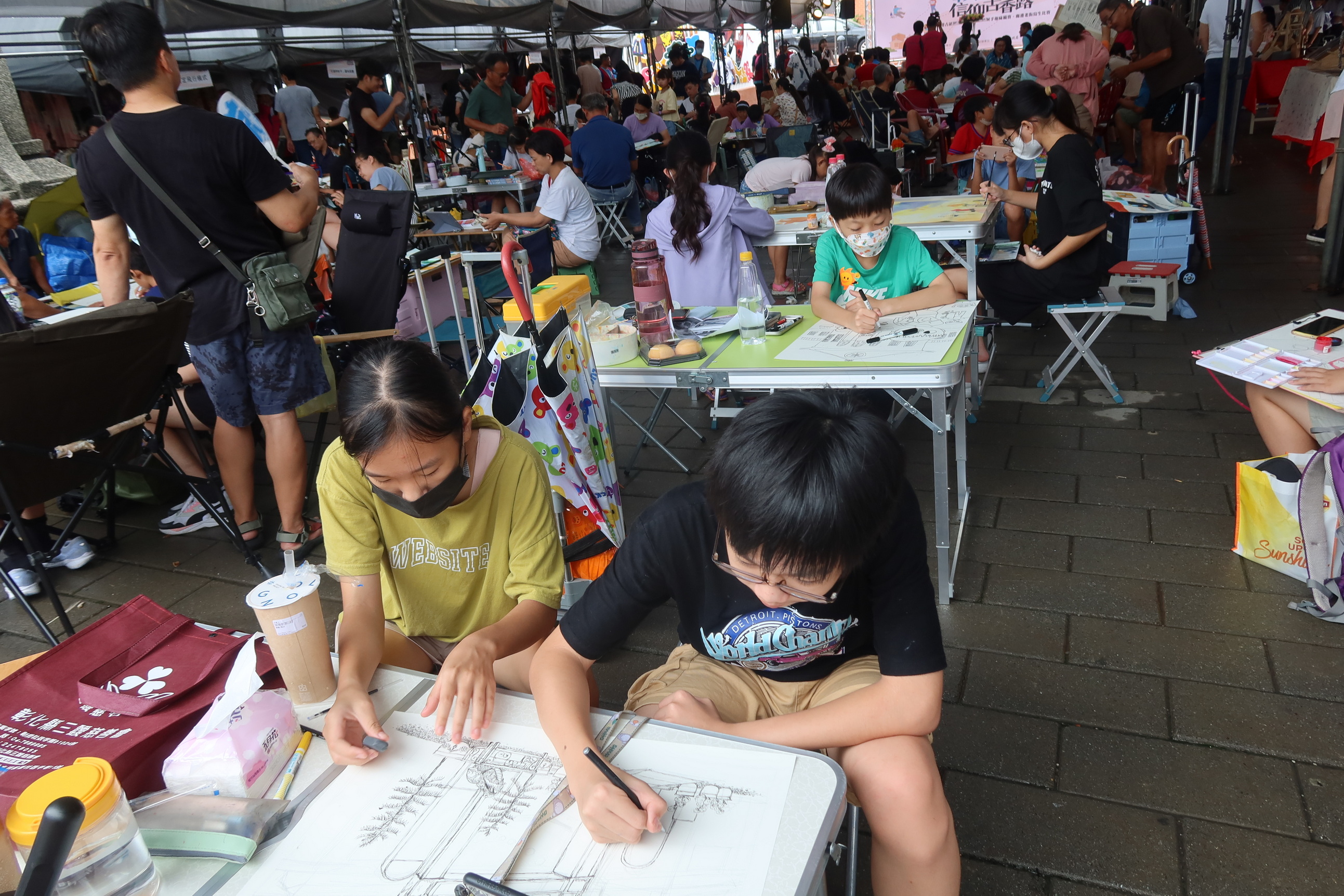▲彰化縣文化局在鹿港公會堂前廣場舉辦古蹟主題日活動，鹿港老街寫生比賽古鎮解謎闖關、狩獵神射手趣味競賽等精彩。（記者張溎壕攝）