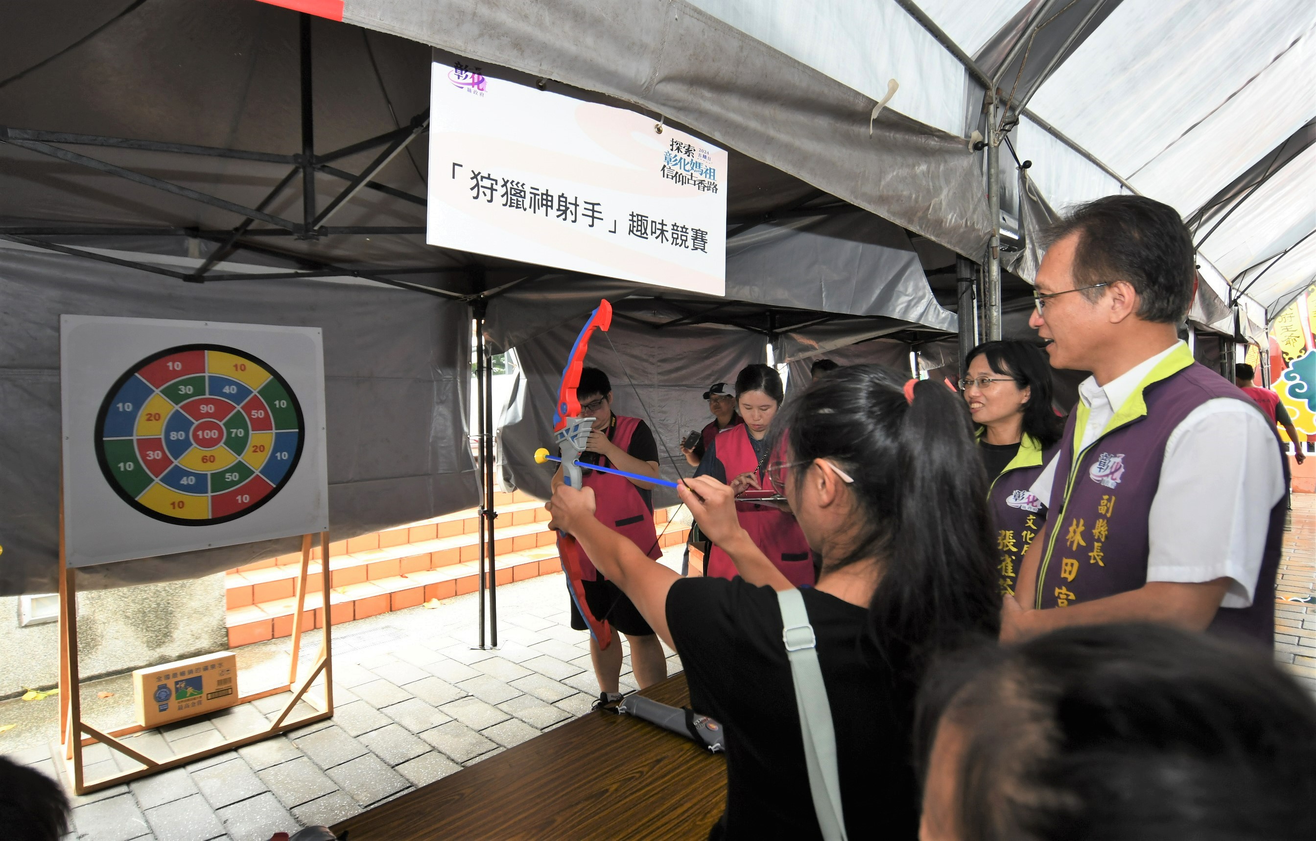 ▲彰化縣文化局在鹿港公會堂前廣場舉辦古蹟主題日活動，鹿港老街寫生比賽古鎮解謎闖關、狩獵神射手趣味競賽等精彩。（記者張溎壕攝）