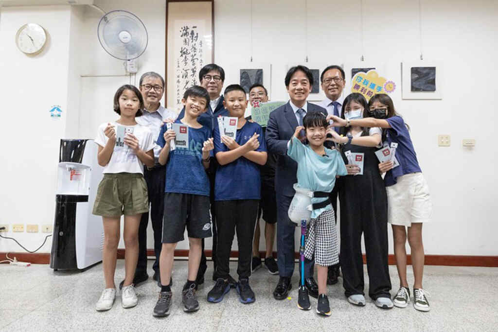 ▲賴清德總統日前上午前往高雄左營勝利國小,關懷「2024總統教育獎」得獎學生徐又立同學。(總統府提供)