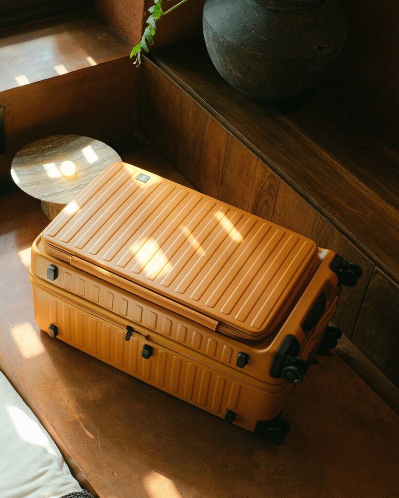 2024必備復古元素 CUBO金色焦糖旅行箱搭出甜暖個性風形象圖