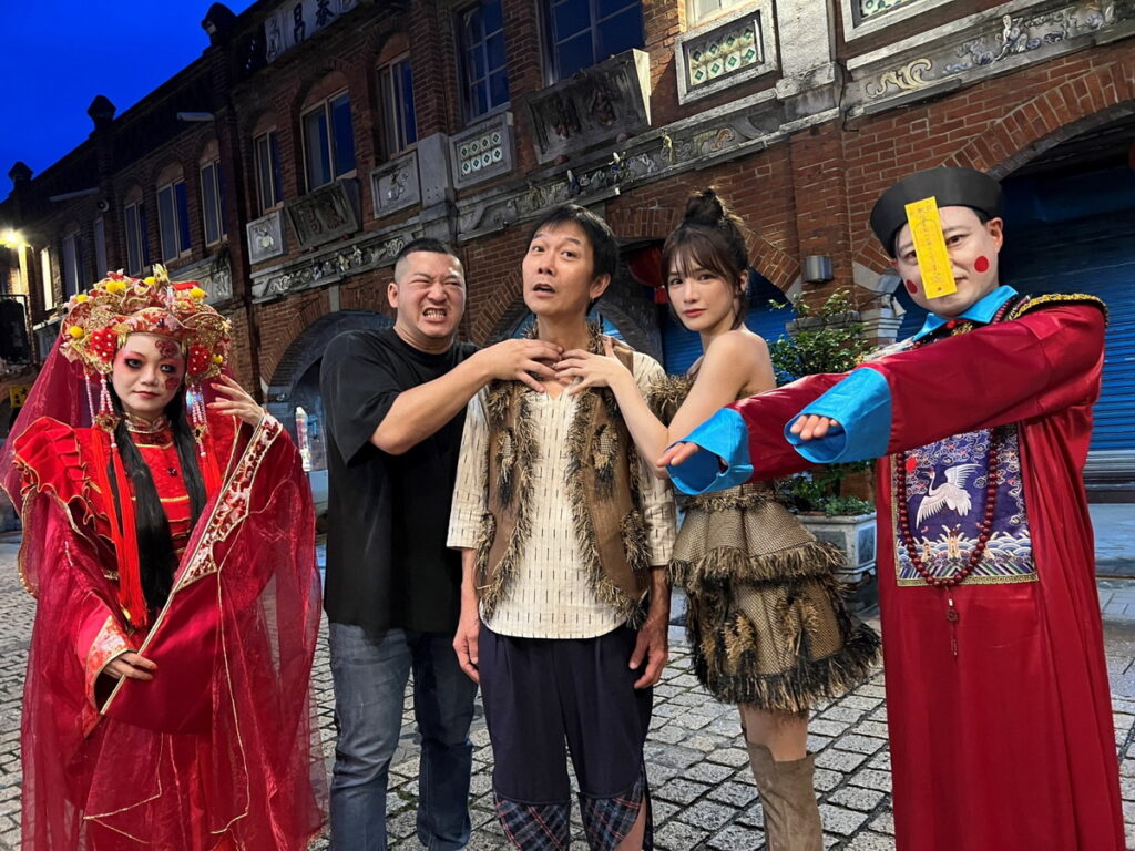 經典殭屍電影《暫時停止呼吸》重映,草爺、錢小豪、林岱縈與裝扮成殭屍的粉絲合影。