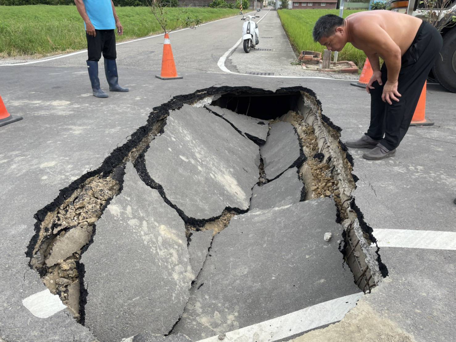 竹南路面塌陷非「天坑」 鍾東錦:更嚴格高標準確保施工安全 246 竹南路面塌陷非「天坑」 鍾東錦:更嚴格高標準確保施工安全 245