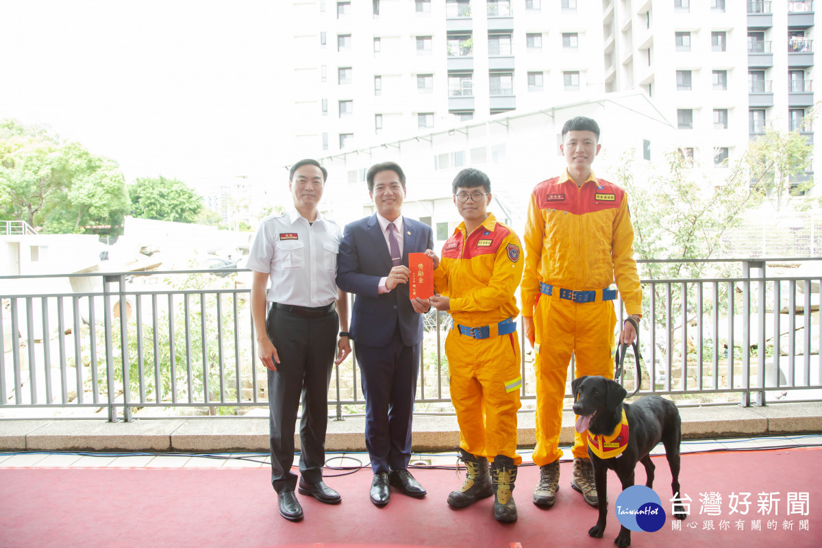 邱代理市長發獎勵金給溫智欽、黃國峰2位領犬員,以及頒發營養品給傑出搜救犬CLAY。