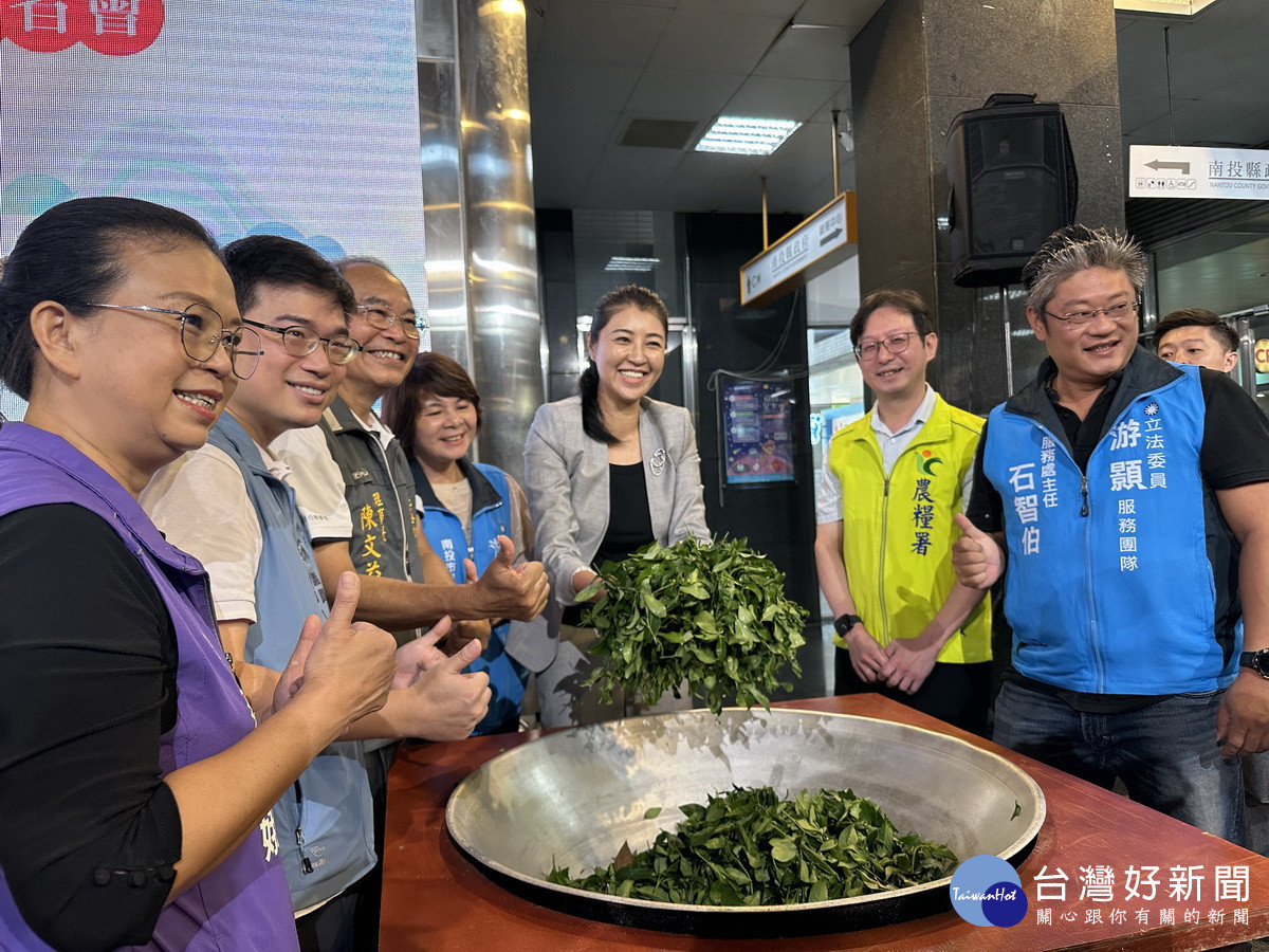 許縣長示範古式炒茶。(記者扶小萍攝)