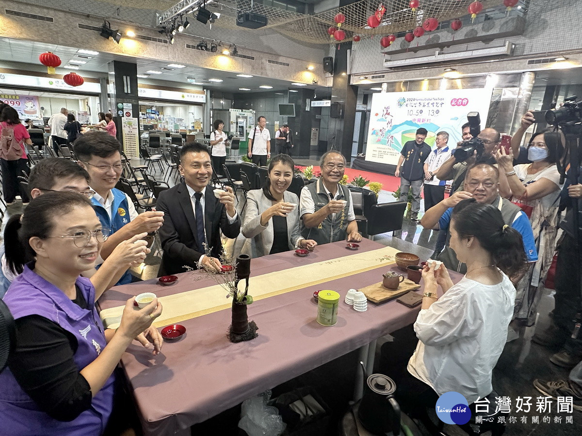 許縣長向葉顧問推薦凍頂好茶,要聞要細品體會。(記者扶小萍攝)