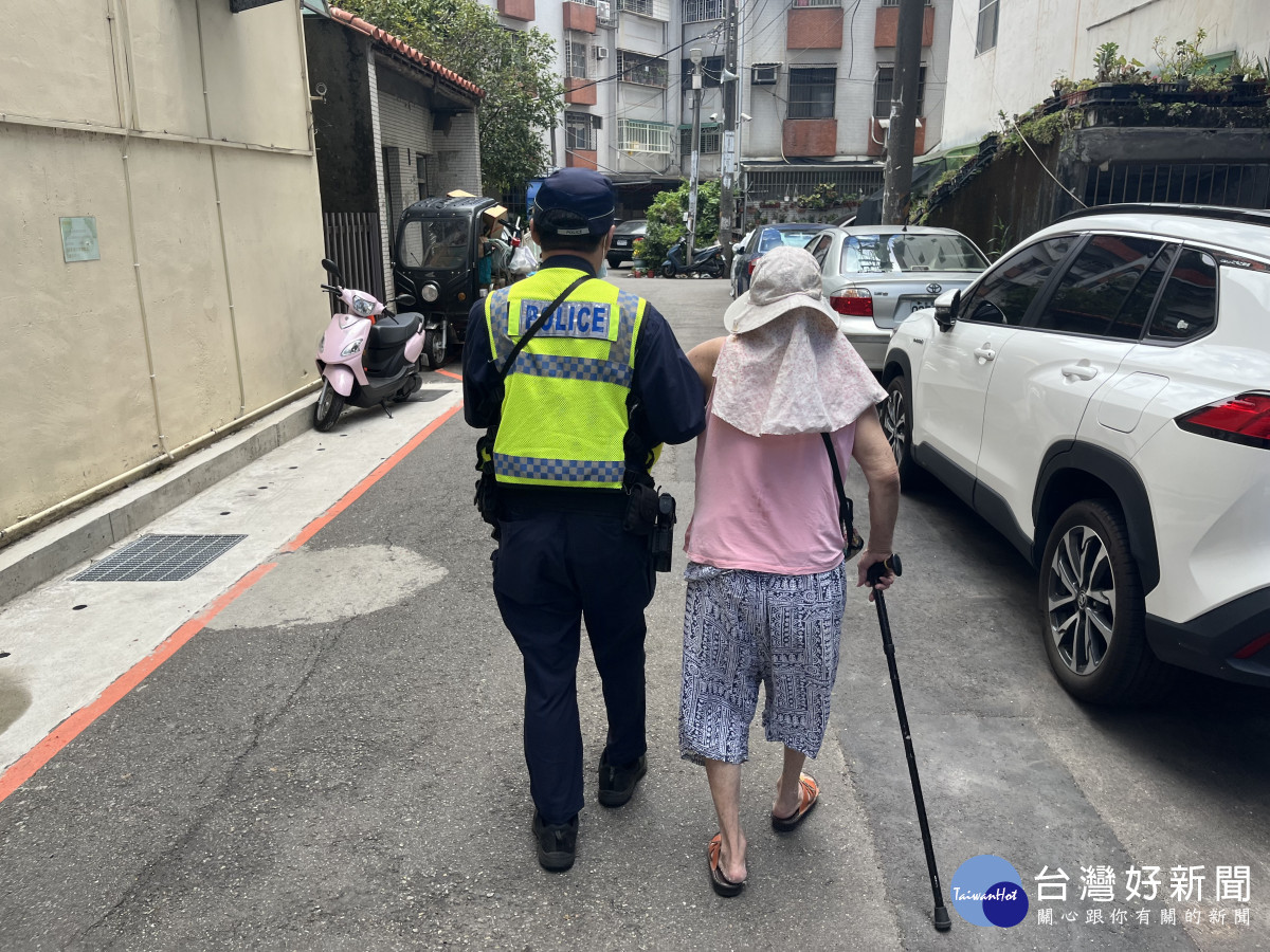 中壢興國派出所協助老婦人安全回家。