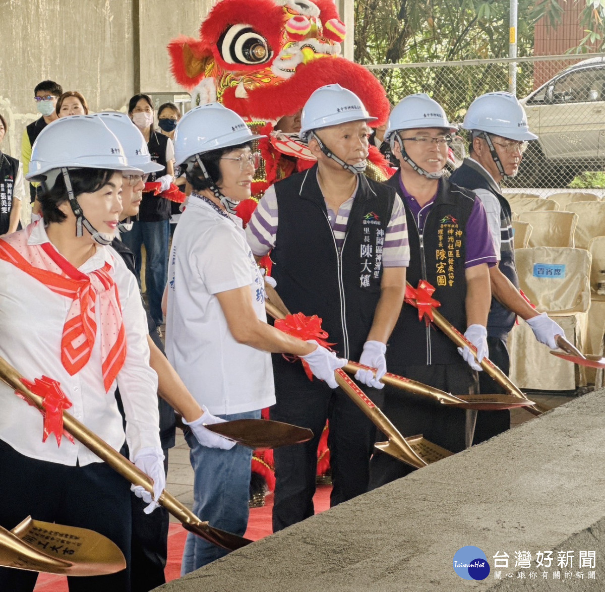 立委楊瓊瓔、市議員羅永珍等一同執金鏟動土。