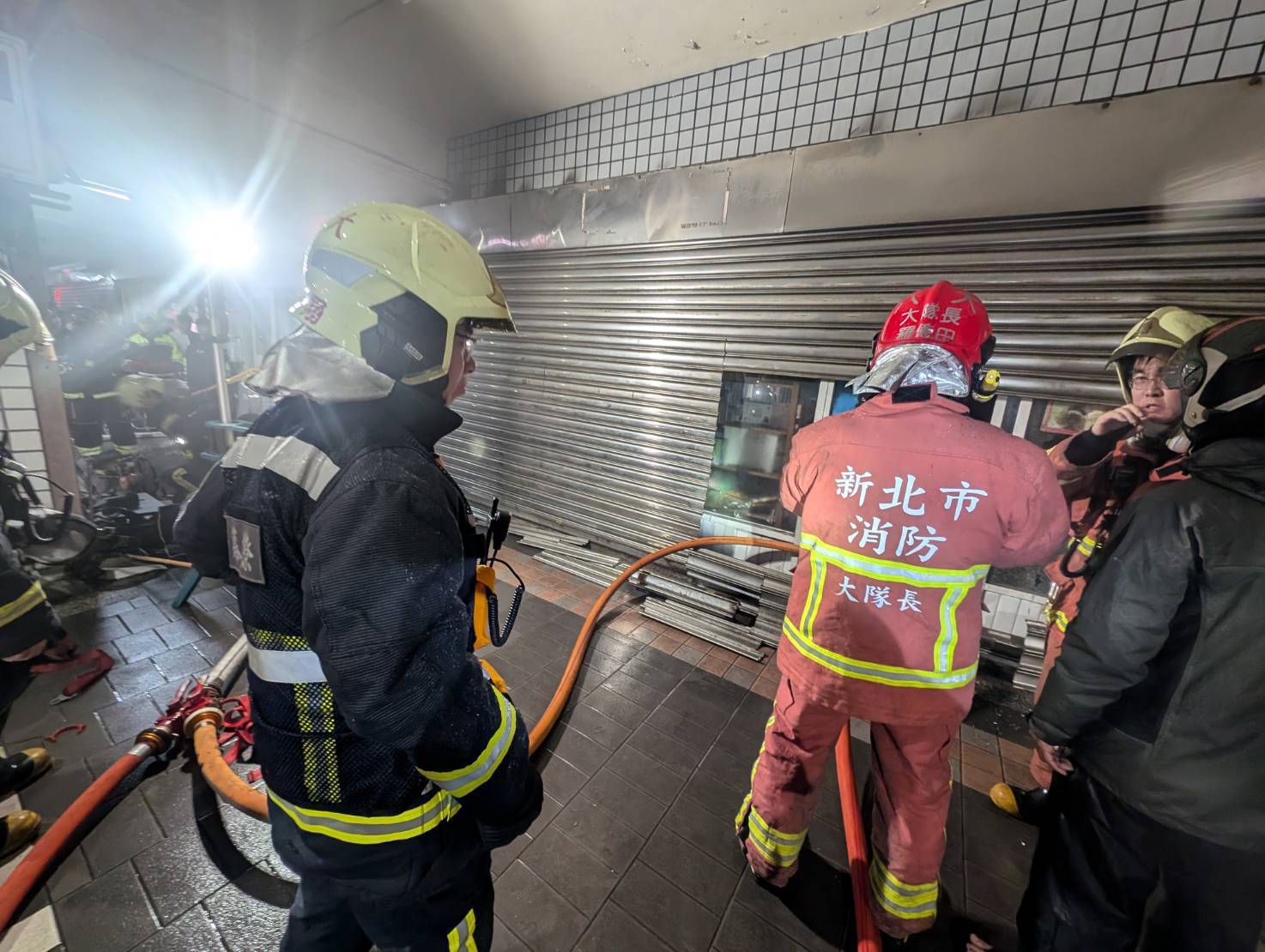 ▲新北市汐止區原興路1處社區大樓寵物店,昨(22)日22時許傳出火警。(翻攝畫面)