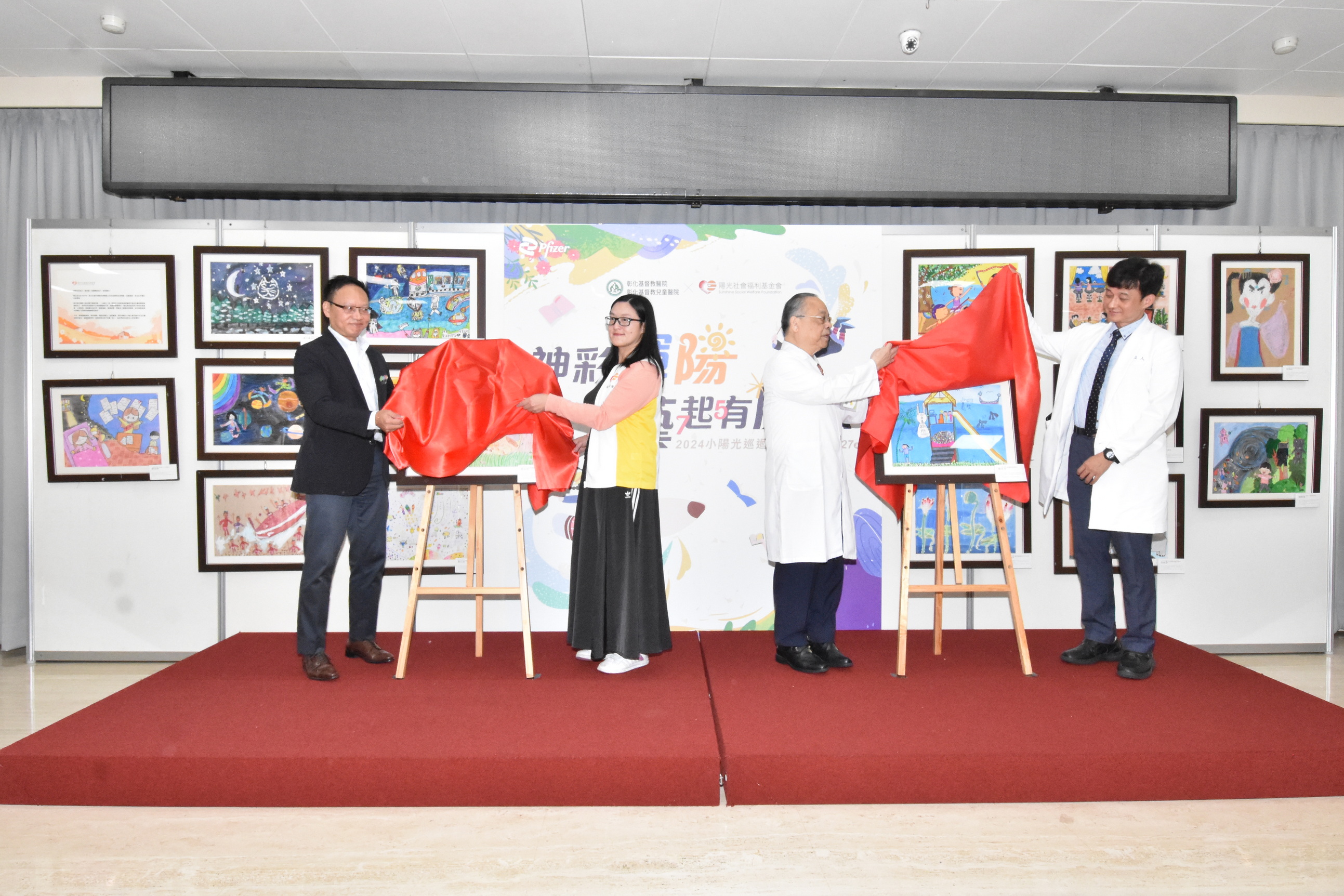 ▲彰基醫學中心舉行「神彩輝陽,藝起有魔法」畫展,展出的畫作不是普通的藝術創作,而是心靈的寫照。(記者張溎壕攝)