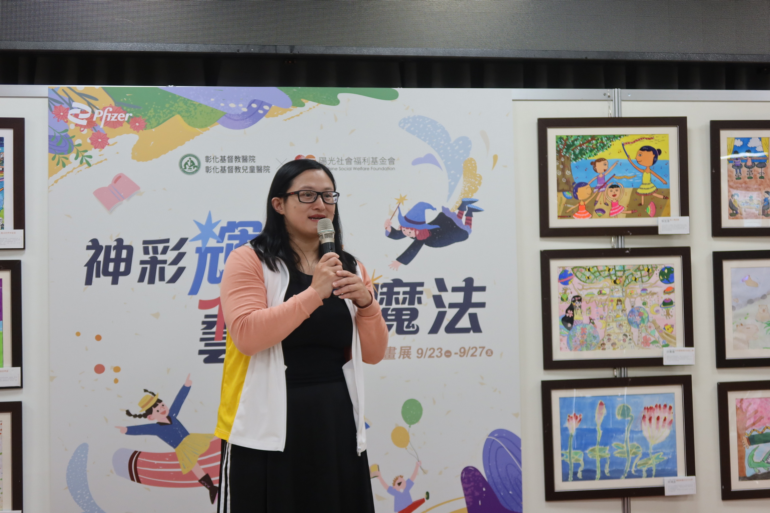 ▲彰基醫學中心舉行「神彩輝陽，藝起有魔法」畫展，展出的畫作不是普通的藝術創作，而是心靈的寫照。（記者張溎壕攝）