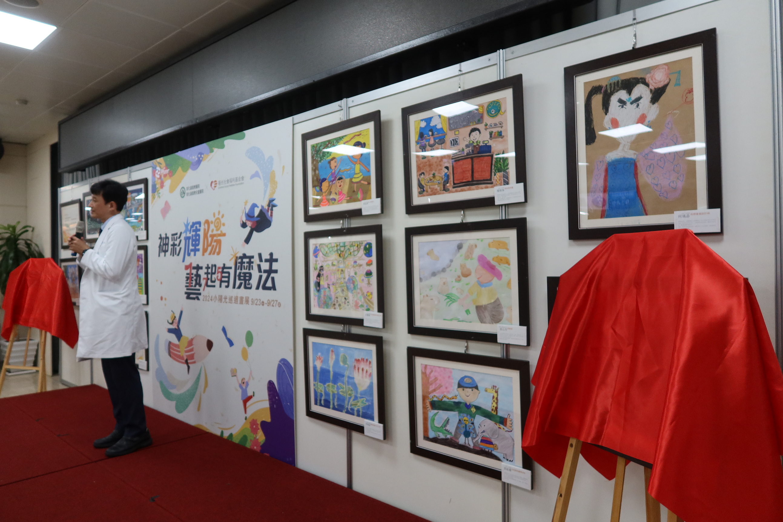 ▲彰基醫學中心舉行「神彩輝陽，藝起有魔法」畫展，展出的畫作不是普通的藝術創作，而是心靈的寫照。（記者張溎壕攝）