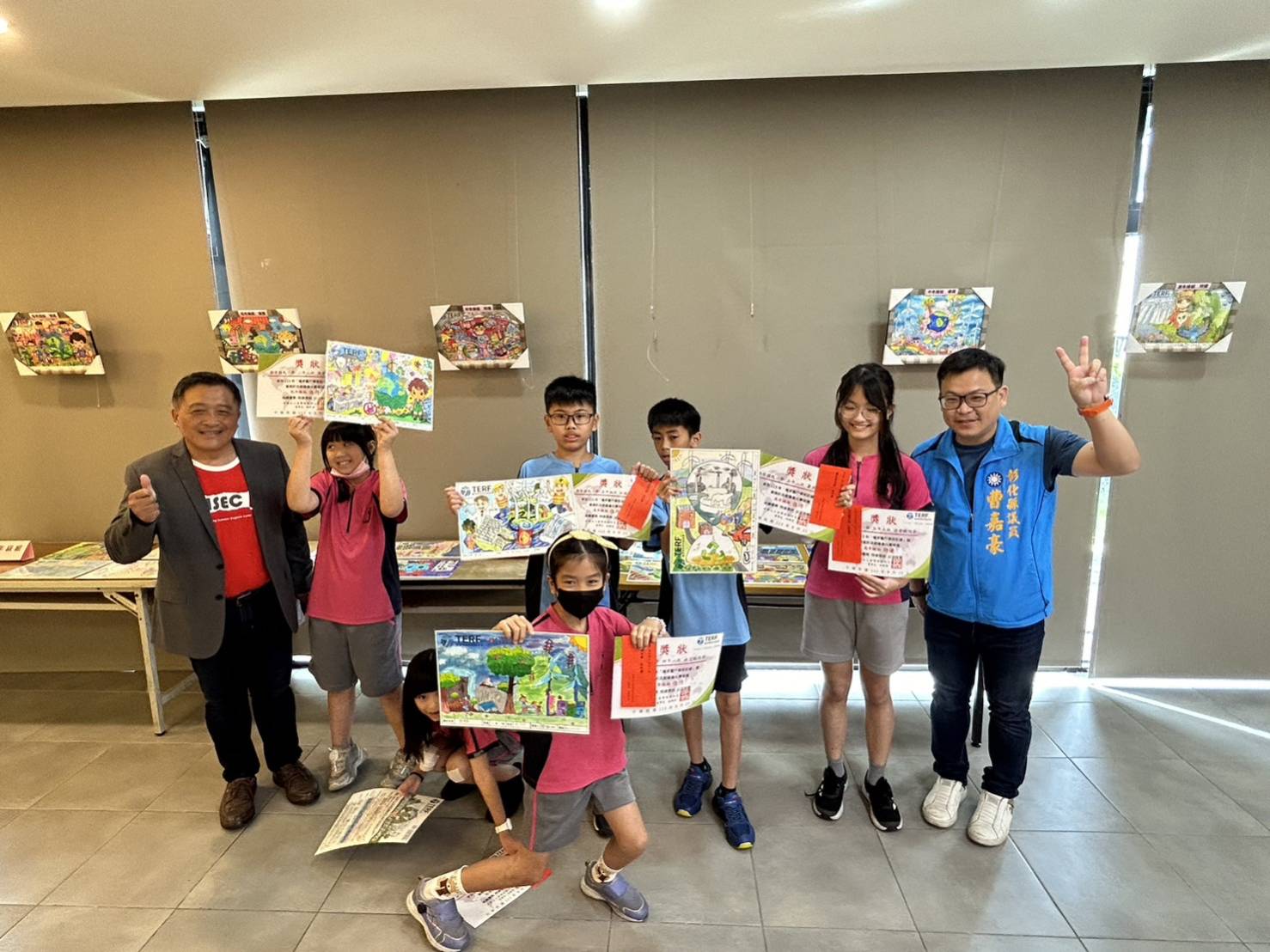 ▲台灣環保研究基金會舉辦「攜手童行環保彩繪」比賽,希望藉此從小培養兒童環境保護意識,透過創意彩繪表達對環境保護的關注。(記者張溎壕攝)