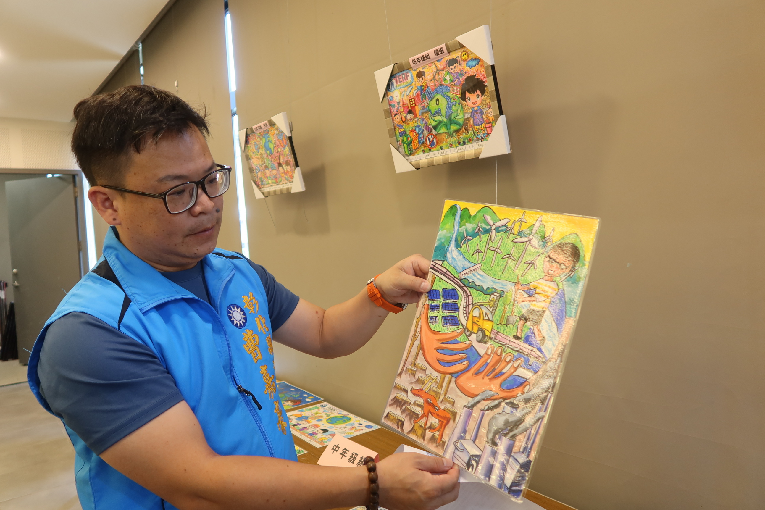 ▲台灣環保研究基金會舉辦「攜手童行環保彩繪」比賽，希望藉此從小培養兒童環境保護意識，透過創意彩繪表達對環境保護的關注。（記者張溎壕攝）