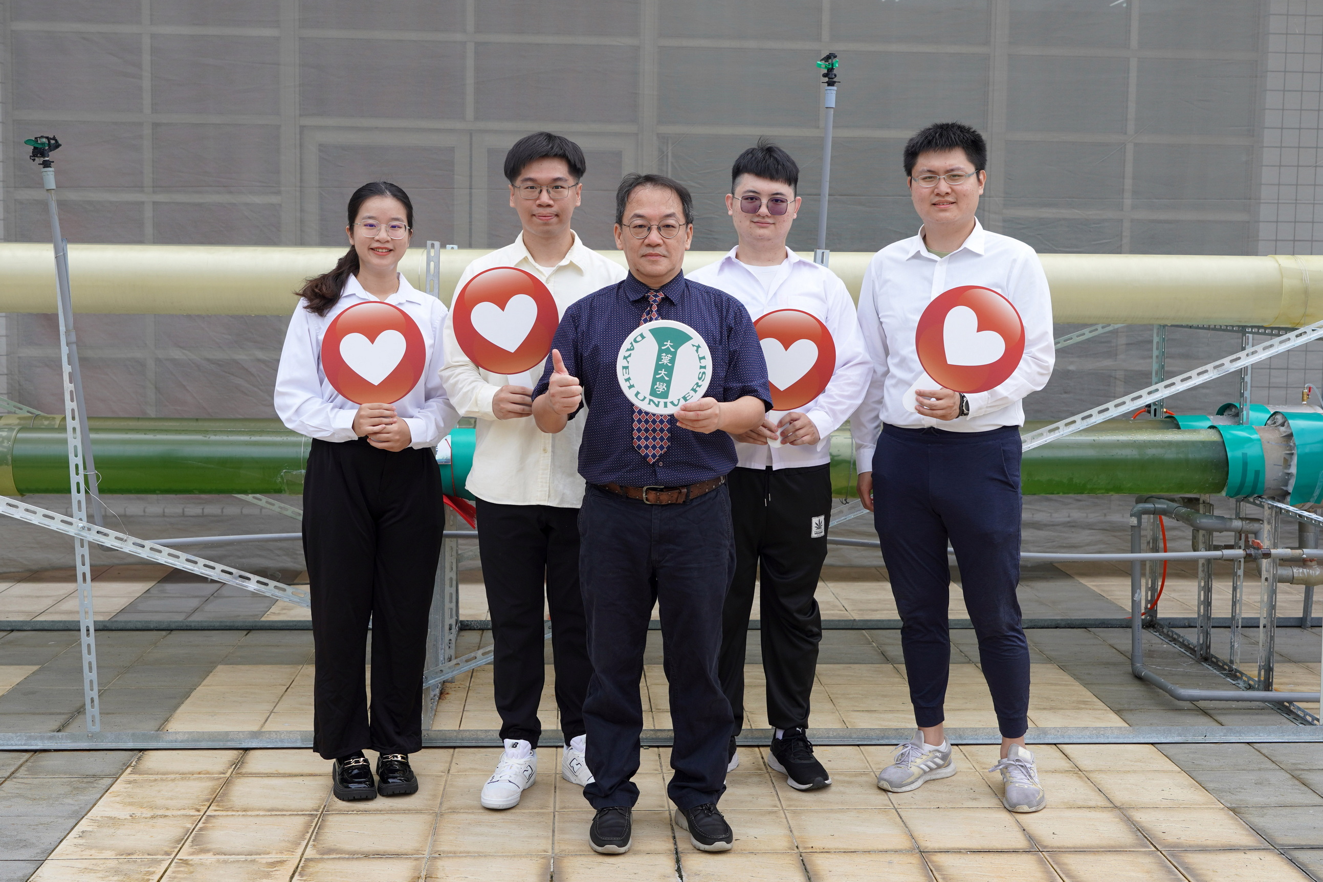 ▲大葉大學產學中心吳建一主任(中)帶領藥保系學生投入藻類應用研究。（記者張溎壕攝）