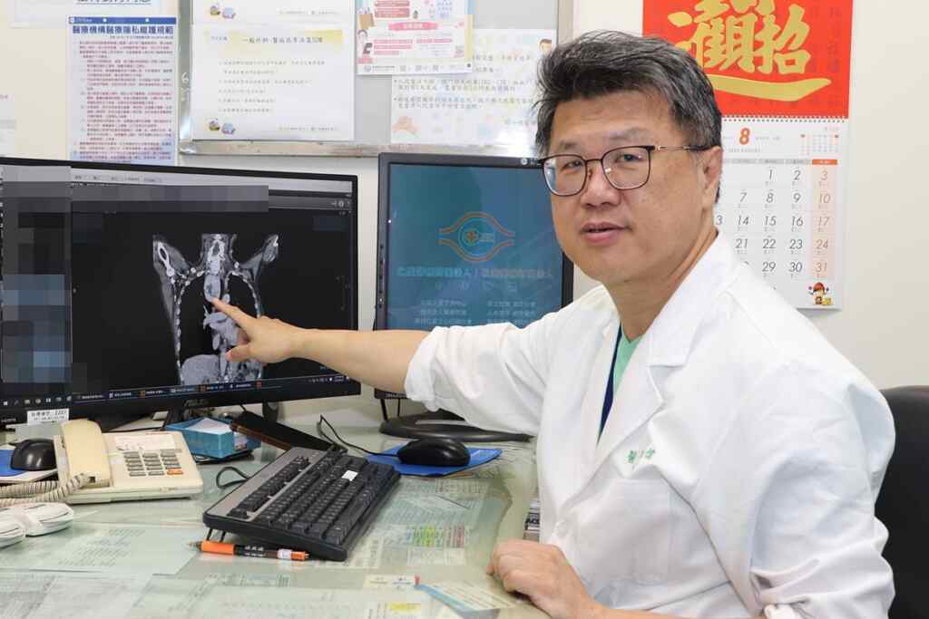 ▲仁愛長庚合作聯盟醫院一般外科巫奕儒主任指出,經檢查發現病患胸腔有一顆巨大的甲狀腺腫瘤。(仁愛長庚醫院提供)