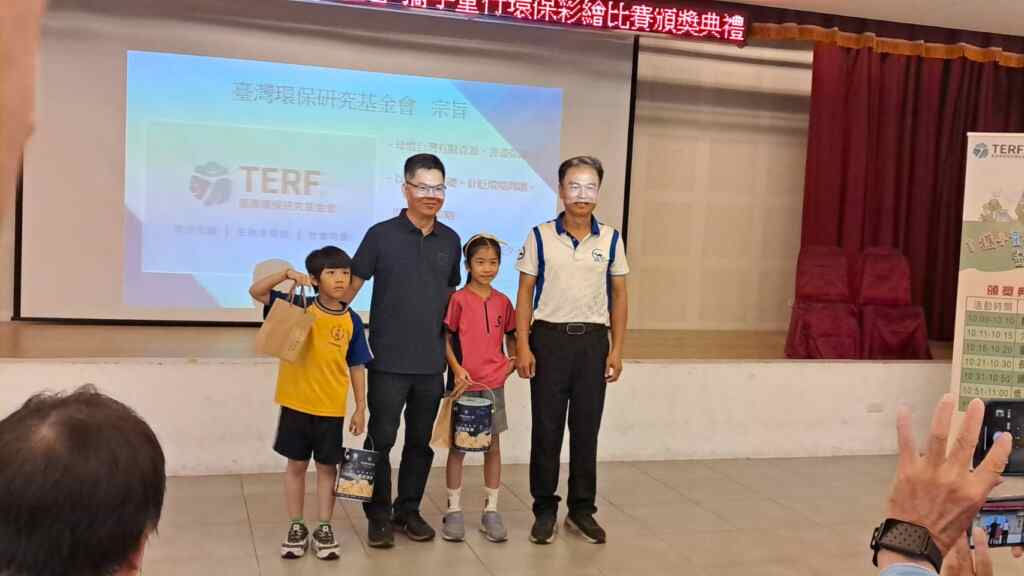 ▲臺灣環保研究基金會於今天在彰化縣議會舉辦「攜手童行環保彩繪」暨童趣趴活動,並進行繪畫比賽頒獎。(記者林明佑攝)