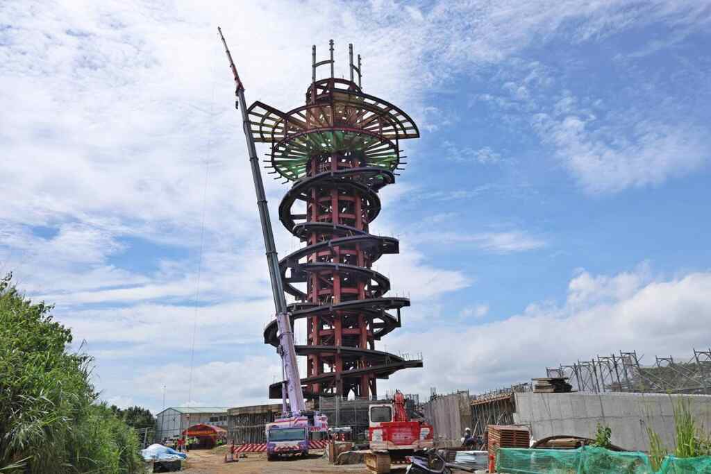 ▲名間鄉松柏嶺高空觀景平台「松嶺之星」上樑 許淑華祈祝工程平安順利如期完工。(記者張玉泰翻攝)