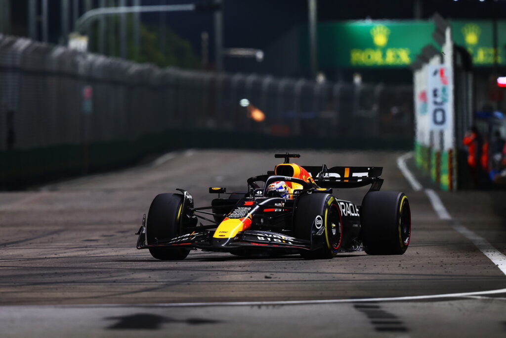 Red Bull 車隊荷蘭籍車手 Max Verstappen於新加坡大獎賽(Singapore Grand Prix)以第二名再度站上頒獎台。(Red Bull 提供)
