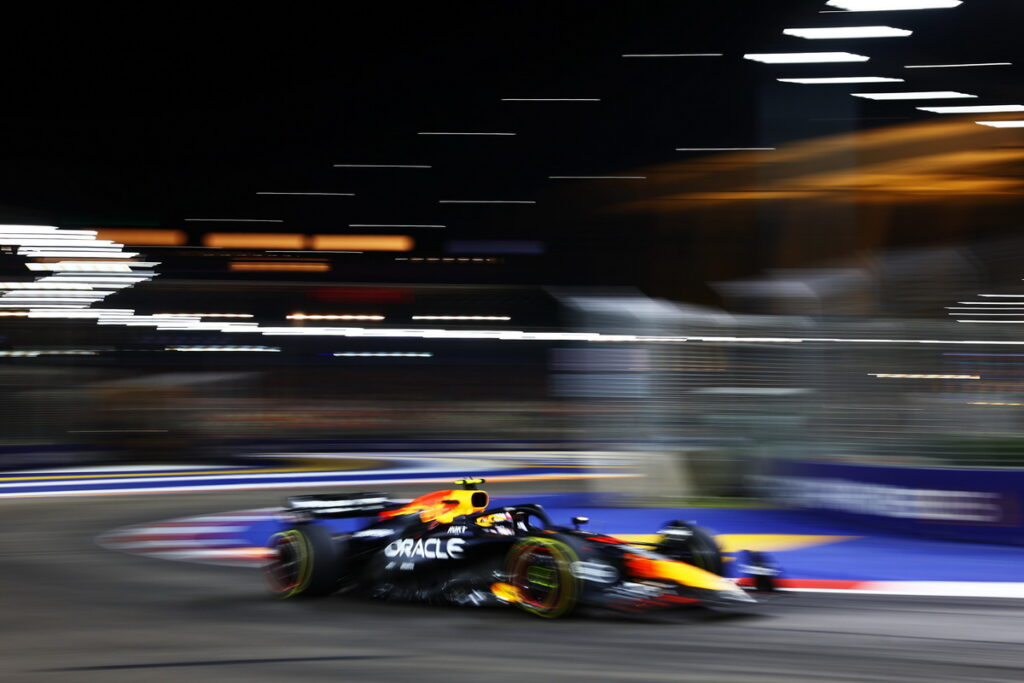新加坡大獎賽(Singapore Grand Prix)上,Red Bull 車隊墨西哥籍的車手Sergio Perez 駕駛賽車RB20,在濱海灣街賽道上奔馳,以第10名的成績完賽添積分。(Red Bull 提供)