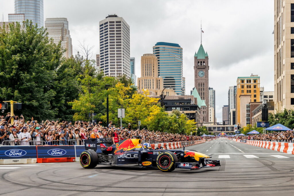 Red Bull 將於本週六9月28日舉辦 Red Bull Showrun 活動,在台中市政路封街展演,賽車與車手將現場飆速,預計吸引3萬名觀眾於現場觀賞。(Red Bull 提供)