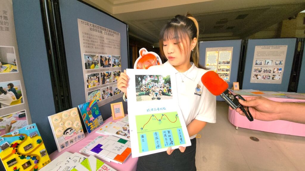 朝陽科大幼保系大三學生宣羽分享親手製作的生涯書內容。(圖/陳惠玲攝影)