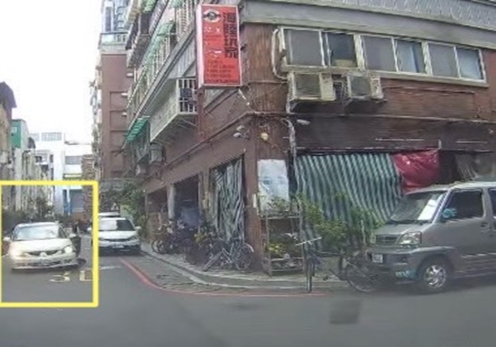 莽夫見妻搭友人車竟暴怒 新店街頭遭拖行200公尺送醫 229 248240923a01