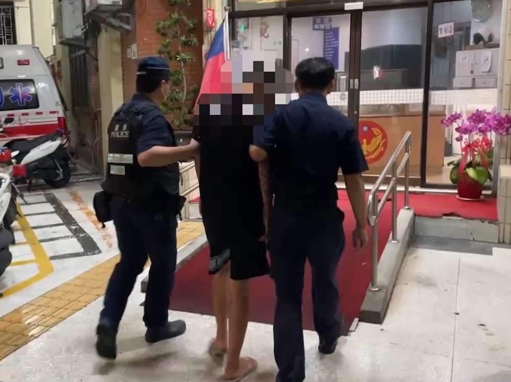 要債12萬元 21歲男涉嫌潑漆通訊行又倒車衝撞大門 240 cnews204240923a10