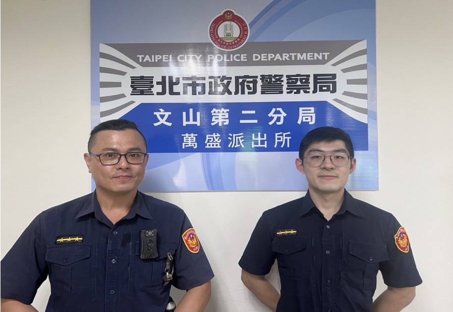萬盛所警員林汎達(左)、警員鍾長廷(右)。(記者 張艷君翻攝)