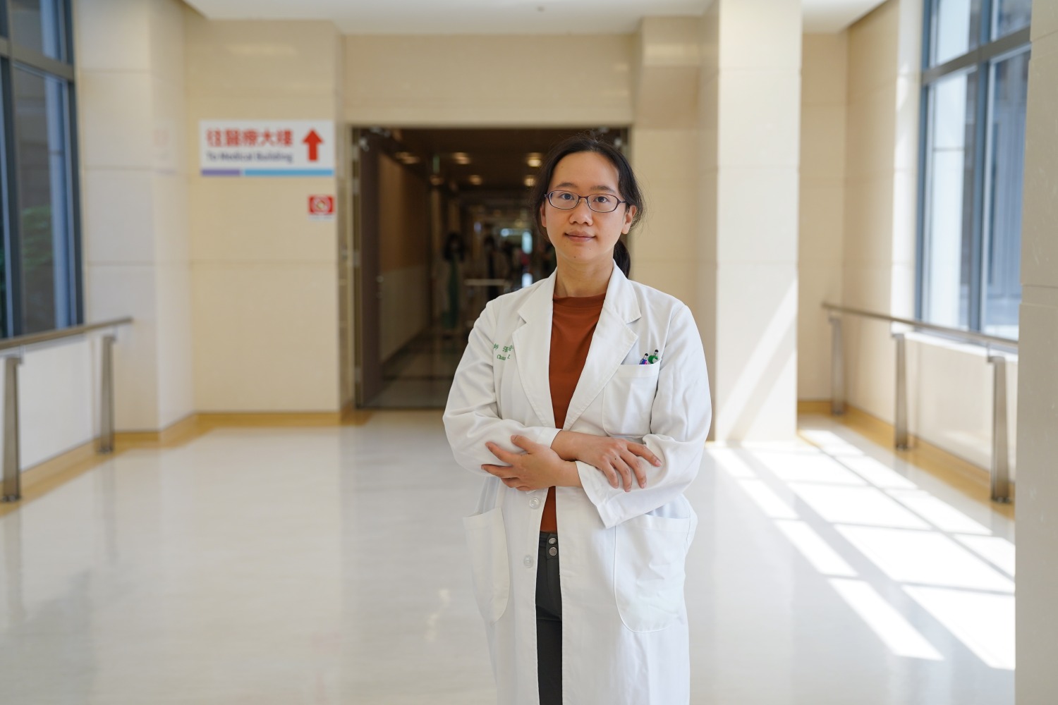 感染科主任張凱音表示,流感併發症可致肺炎、呼吸衰竭等重症,接種疫苗是預防重症的最佳方法,請儘早施打。(圖/記者林照東翻攝)
