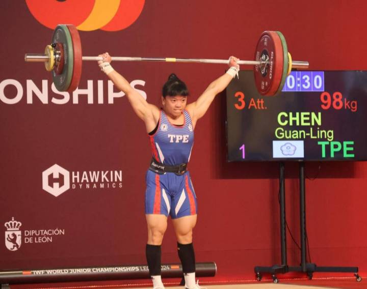 新竹縣舉重好手陳冠伶在世青賽,勇奪3金創輝煌記錄。(圖/記者黃溎芬翻攝)