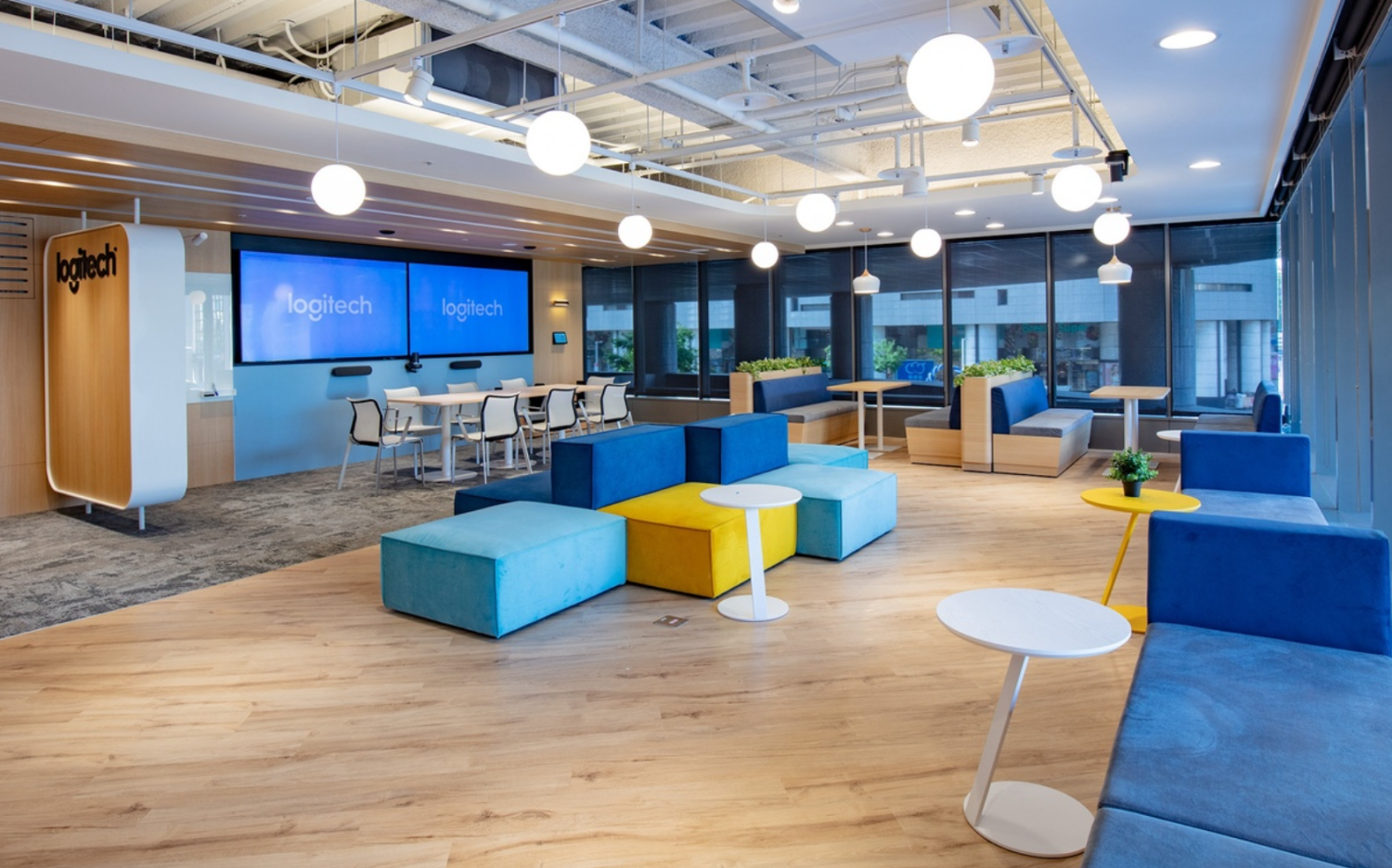 Logitech for Business 商務協作展示中心,提供沉浸式空間展示與專人導覽,讓企業全面體驗混合辦公。成立一年多來,已吸引超過 300 家企業、2,500 名企業訪客,展現數位轉型的強勁趨勢。(圖/Logitech提供)
