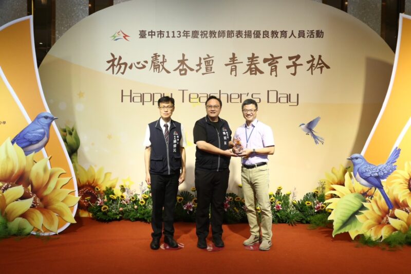 圖文:溪南國中:師鐸雙星閃耀張祥宜校長與胡啓有老師雙獲師鐸獎。
