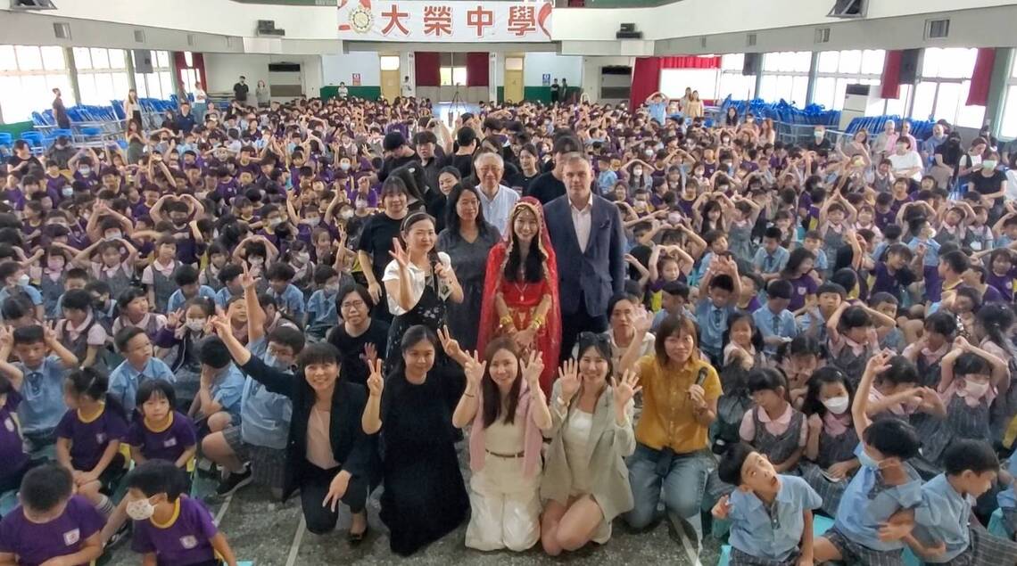 漾新聞|校園88巡演前進大榮 全英語音樂會700小學生互動熱絡全無冷場