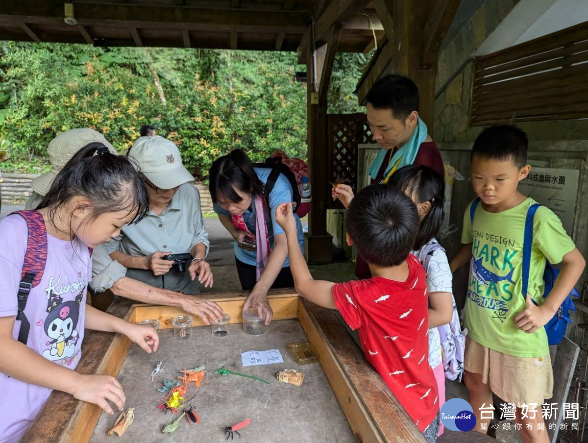 民眾參與主題導覽活動(攝影:林業保育署新竹分署提供)