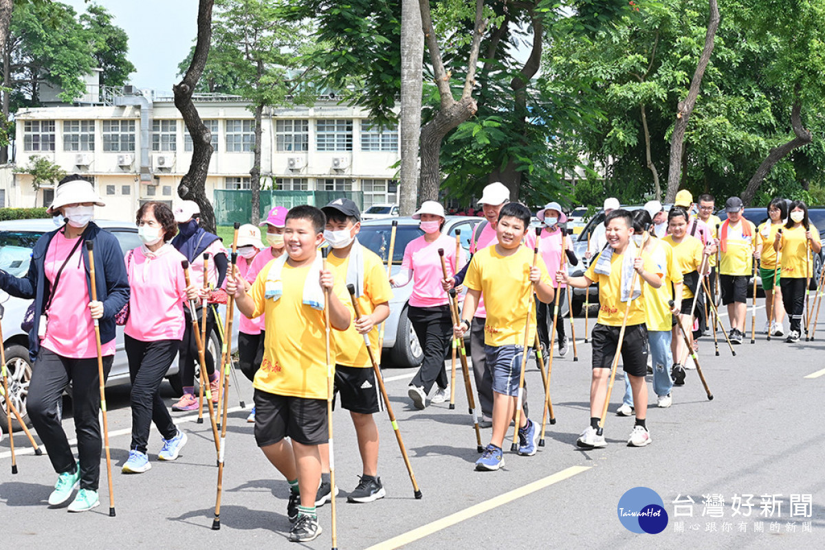 崙背鄉公所邀請豐榮村、草湖村、水尾村當地長輩,以及中和國小師生一起健走/陳致愷攝影