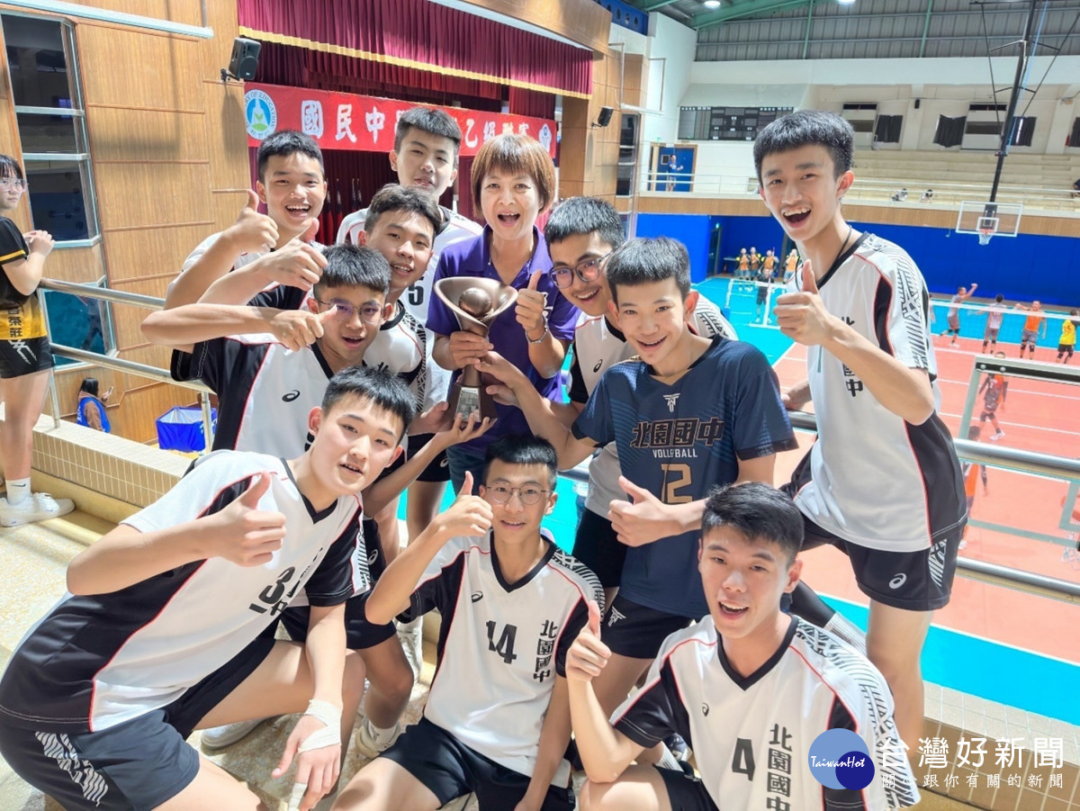 嘉義市北園國中教務主任何玉萍積極推展學校排球運動,帶領學生參加比賽中迭獲佳績/嘉義市府提供