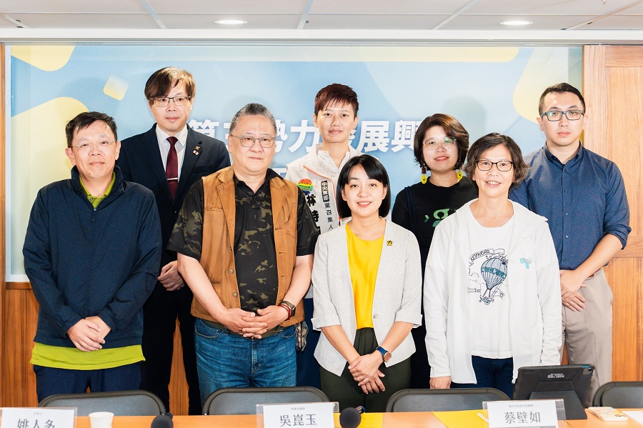 圖/第三勢力主要政黨難得齊聚一堂,主要的共識是本土與在野,也是藍白陣營無法領略及達成的。(翻攝時代力量臉書)