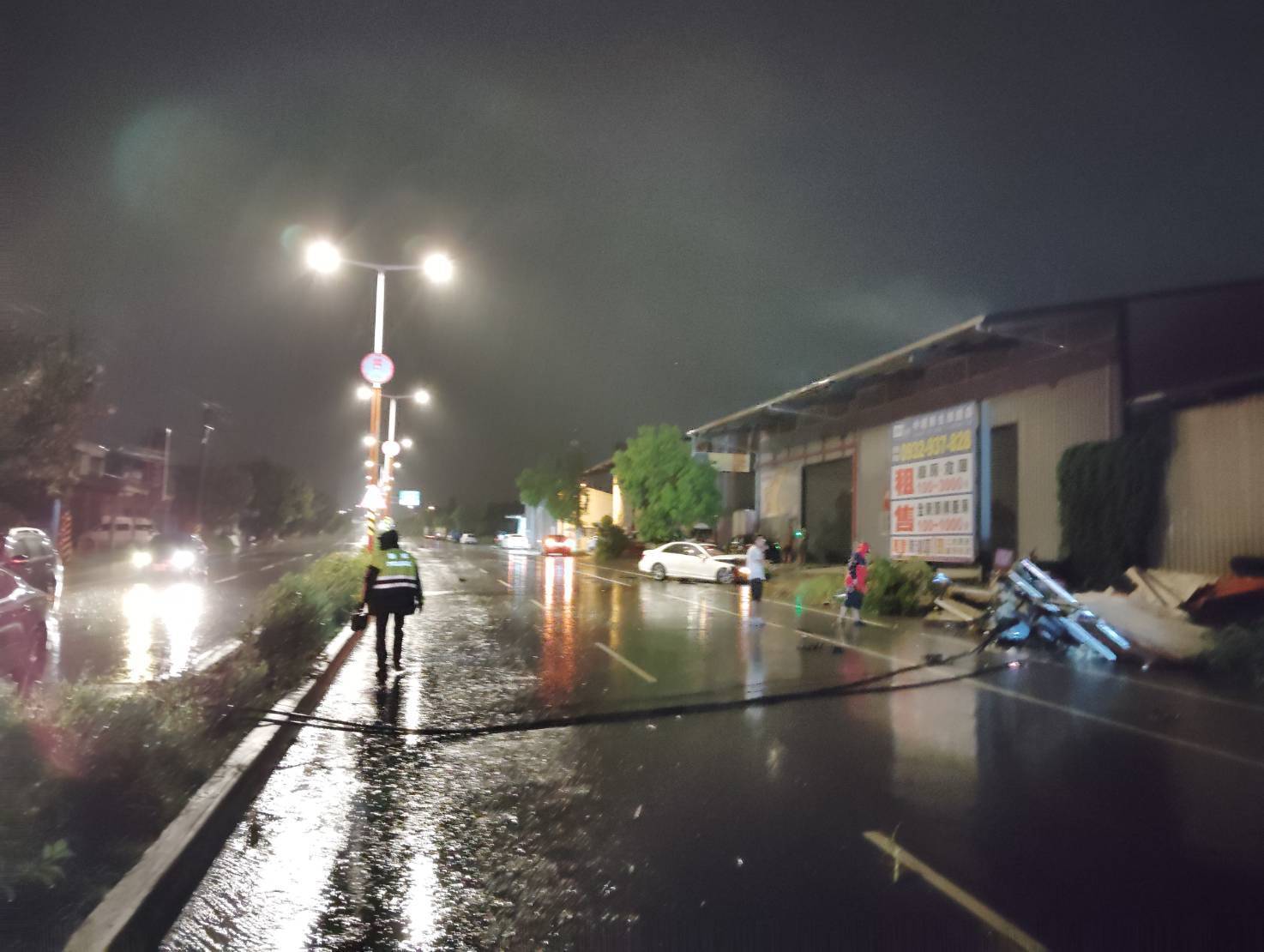 ▲新竹縣湖口鄉千禧路、八德路口,昨(23)日21時許發生1起懸疑離奇車禍。(翻攝畫面)