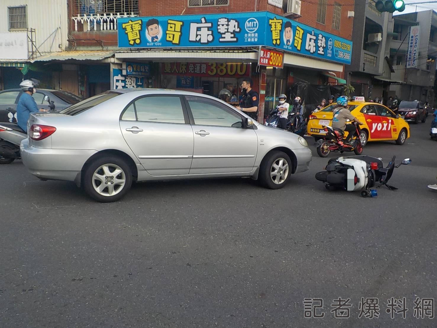 ▲駕駛轉彎不慎,與警用機車擦撞,造成員警倒地送醫(圖/記者王俊勝 翻攝)