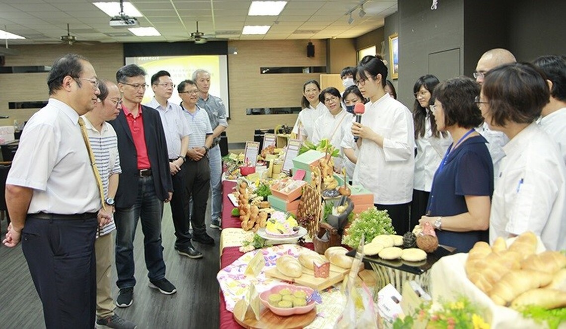 中華醫大手作烘焙技能訓練班結訓 各式造型麵包、餅乾呈現手藝
