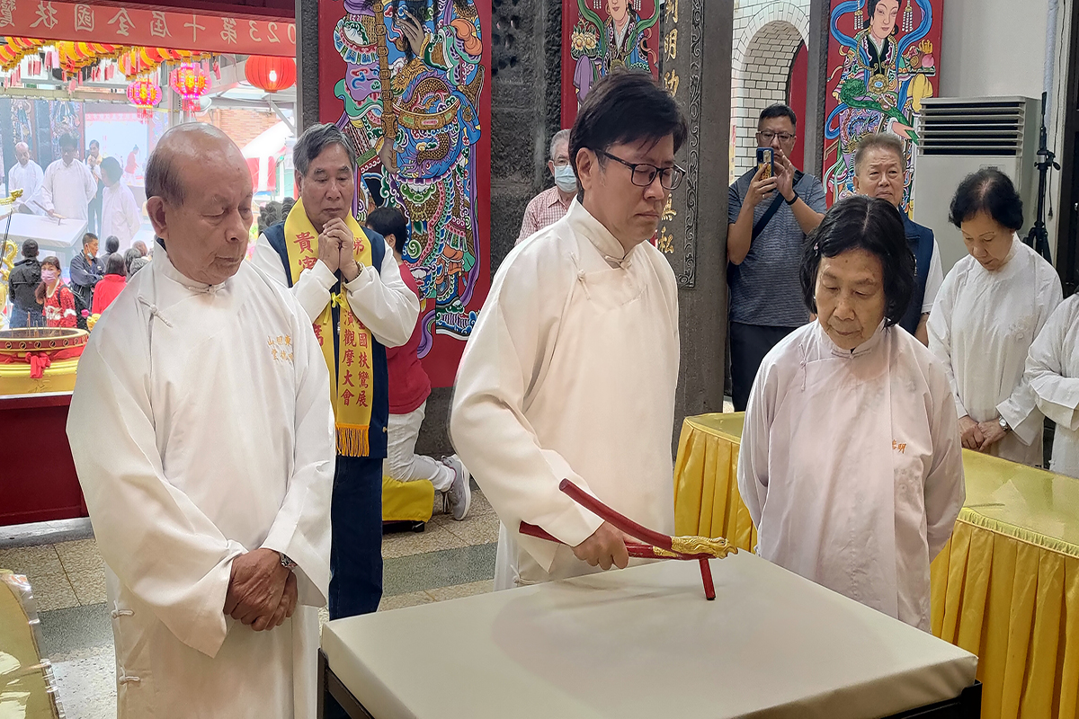 ▲圖說扶鸞儀式,是傳達神祇對世人開示的文字呈現方式,。(記者李堂安翻攝)