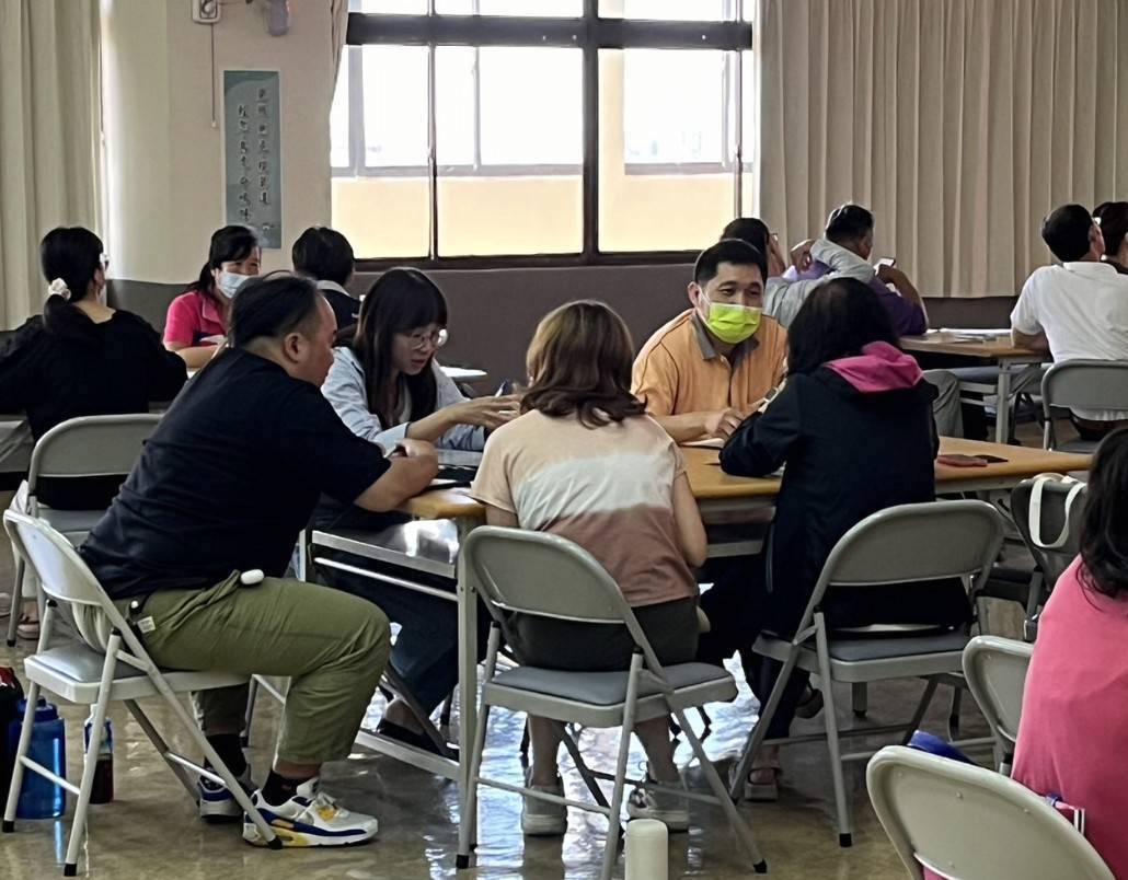 ▲台電嘉義區處安排人員進行桌邊服務，解決用電、節能問題。（圖/台電提供）